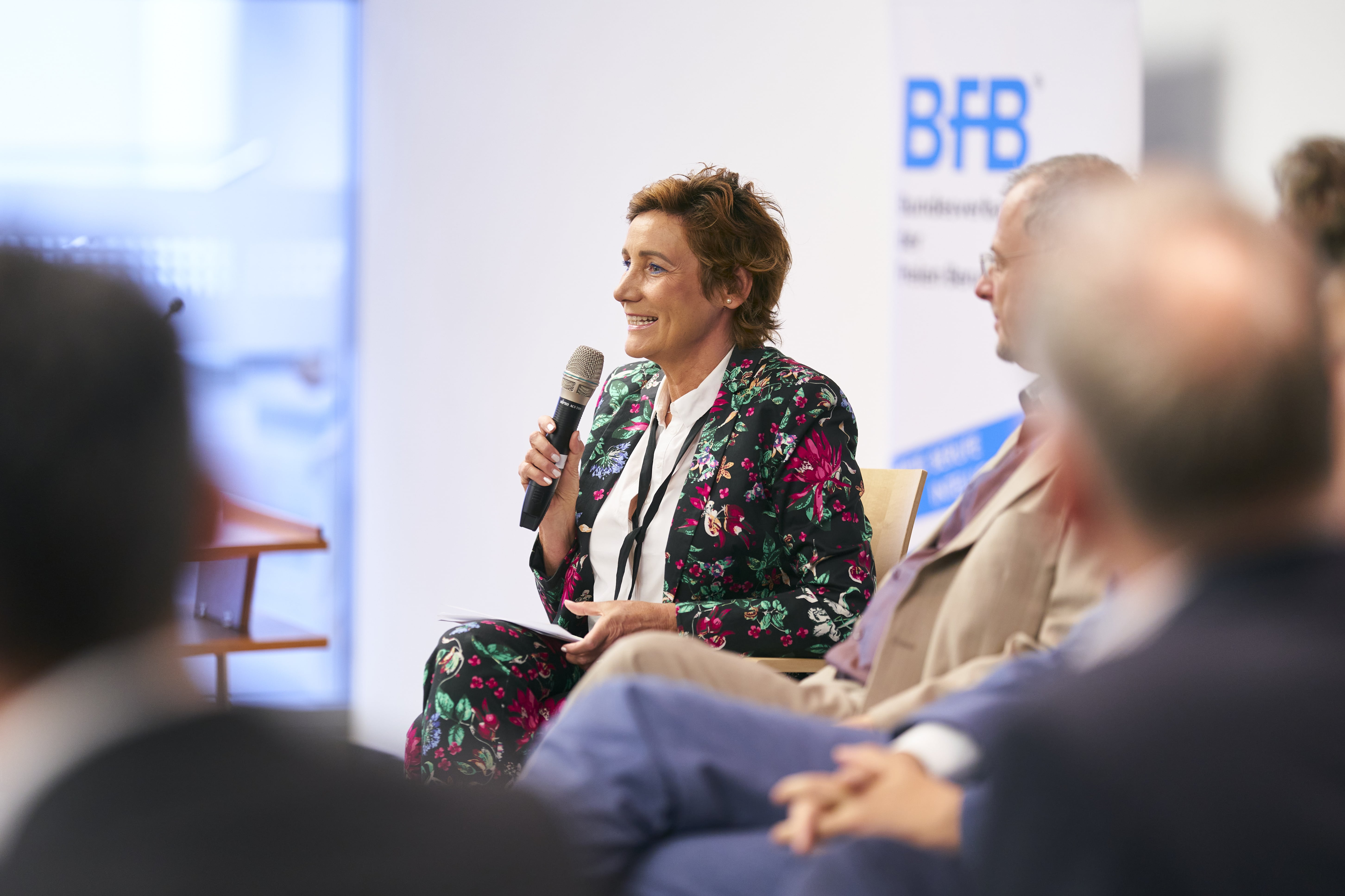 Angela Elis moderiert eine Podiumsdiskussion
