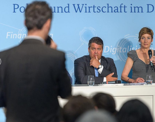 Angela Elis moderiert eine Podiumsdiskussion mit Sigmar Gabriel zu Politik und Wirtschaft im digitalen Wandel