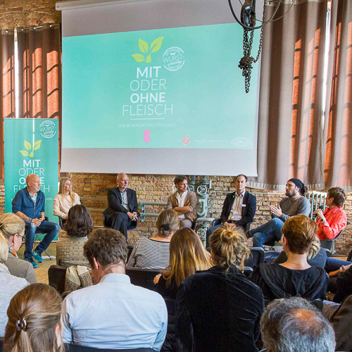 Angela Elis moderiert die Podiumsdiskussion „Mit oder ohne Fleisch“ von Rügenwalder Mühle