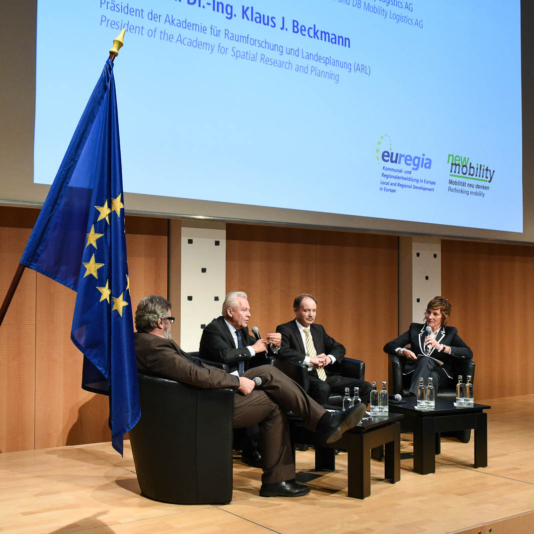 Angela Elis moderiert eine Podiumsdiskussion zu Mobilität und Regionalentwicklung (euregia/new mobility)