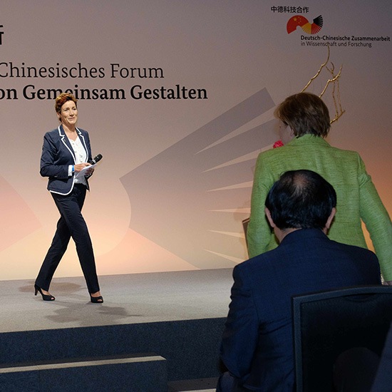 Angela Elis moderiert im Beisein der Bundeskanzlerin