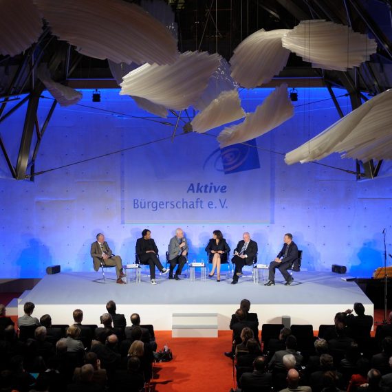 Angela Elis moderiert eine Veranstaltung der Finanzwirtschaft