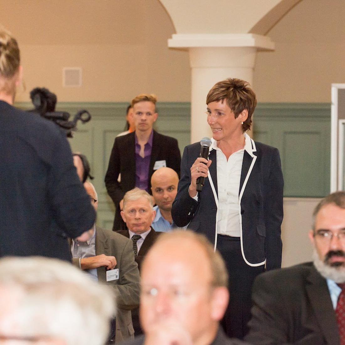 Angela Elis moderiert eine Veranstaltung zur Stadtentwicklung