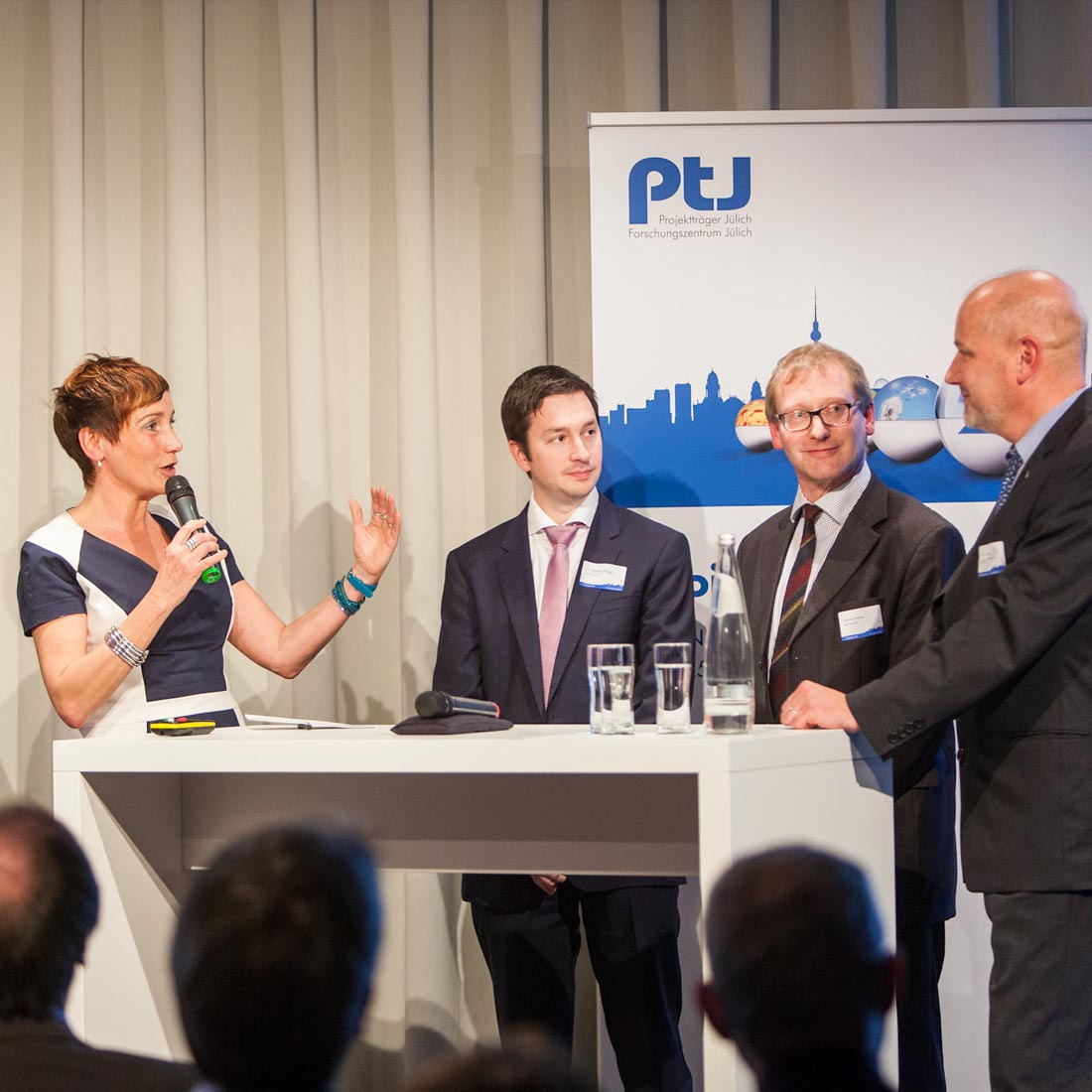 Angela Elis moderiert eine Wissenschaftsveranstaltung